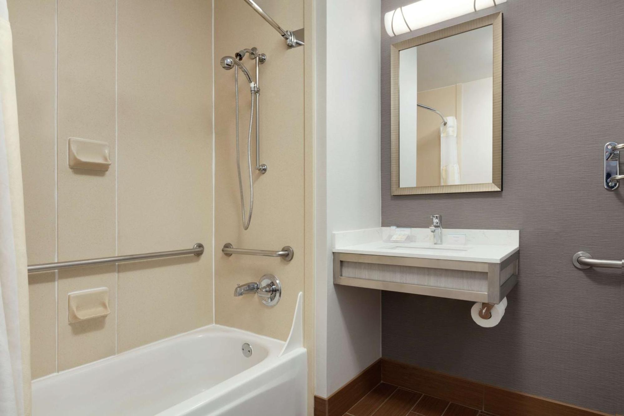 Hilton Garden Inn Гилрой Экстерьер фото